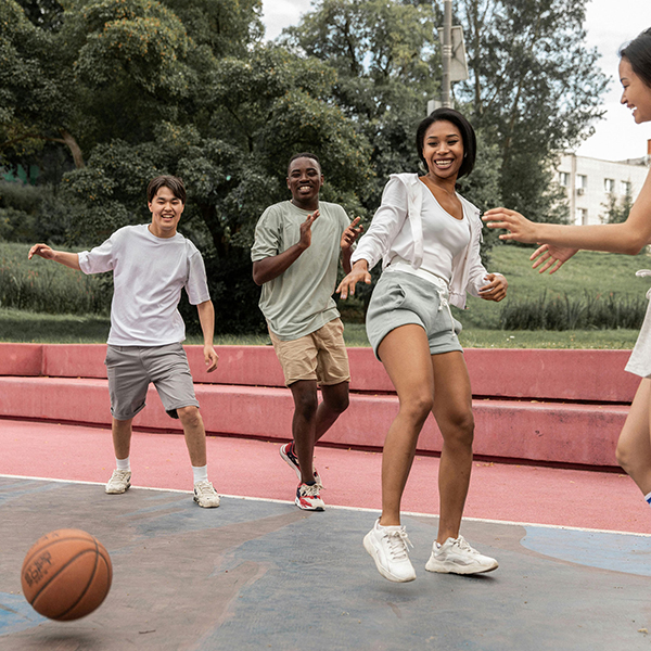 un gruppo di giovani gioca a basket
