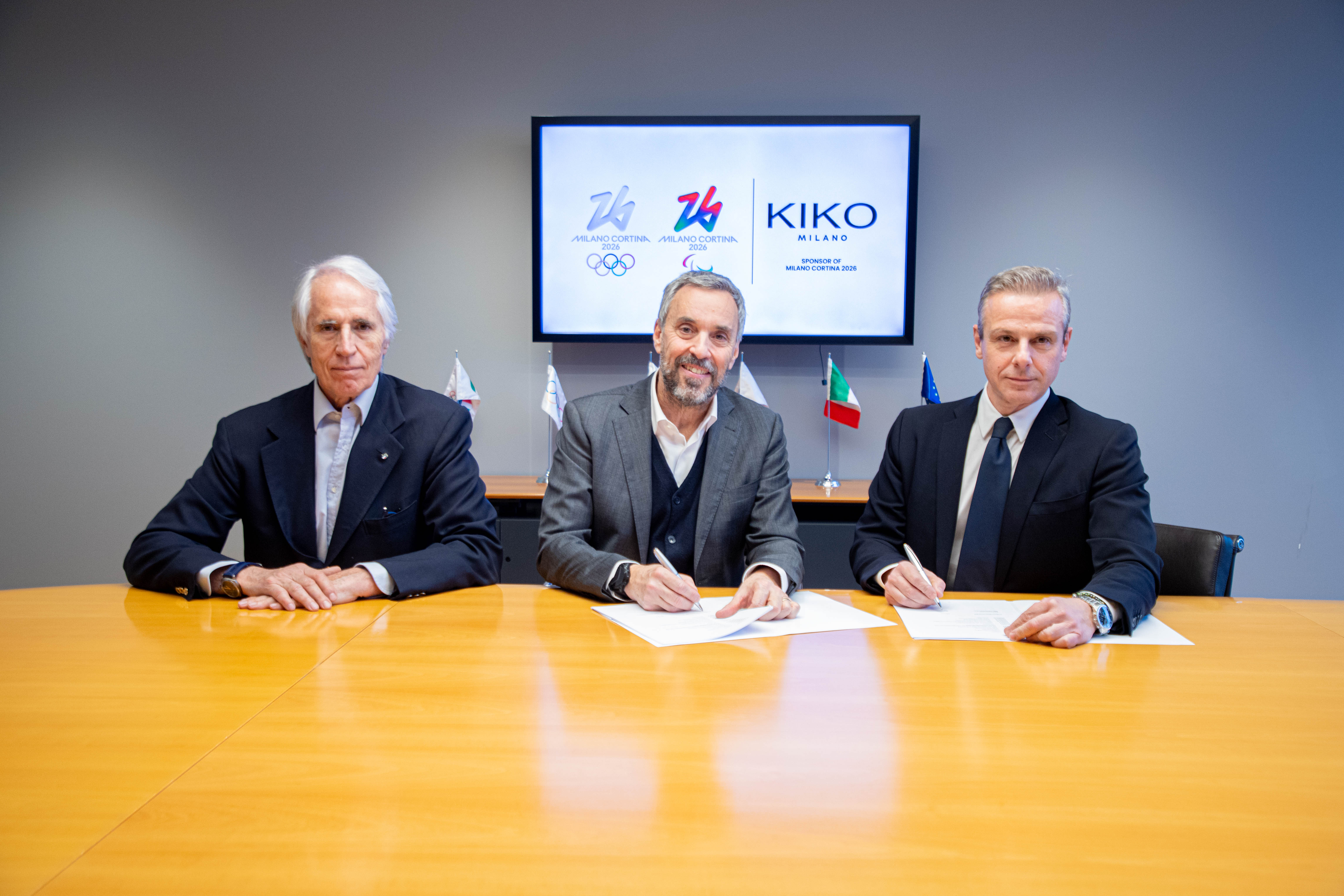 Foto di Varnier e Malagò alla scrivania insieme a Simone Dominici, CEO di KIKO