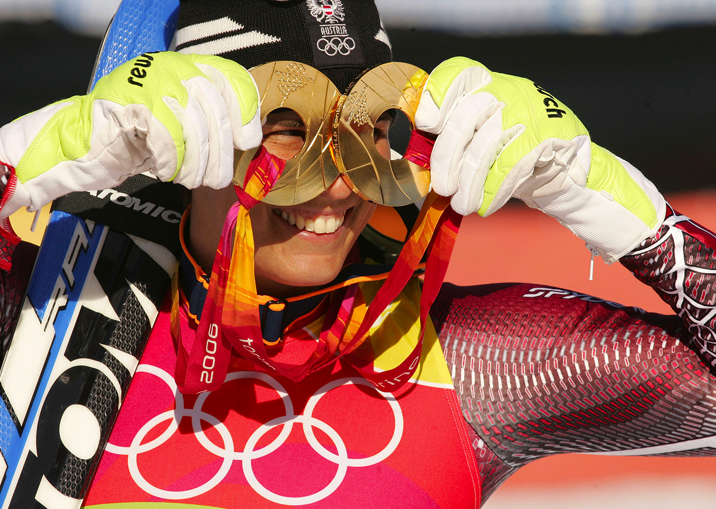 Michaela Dorfmeister con due medaglie olimpiche in mano 